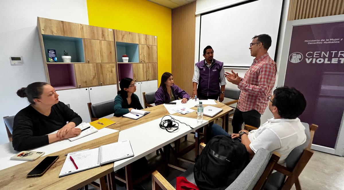 MMDDHH_Zona4's tweet photo. 📍#Portoviejo

📌El coordinador Zonal @Penafiel_JC mantuvo reunión con @CIPSalc y @GIZEcuador para articular jornadas de prevención y erradicación de la violencia contra niñas, niños, adolescentes y mujeres en #Manabí.

#ElNuevoEcuador https://t.co/uYYm9CbZFw