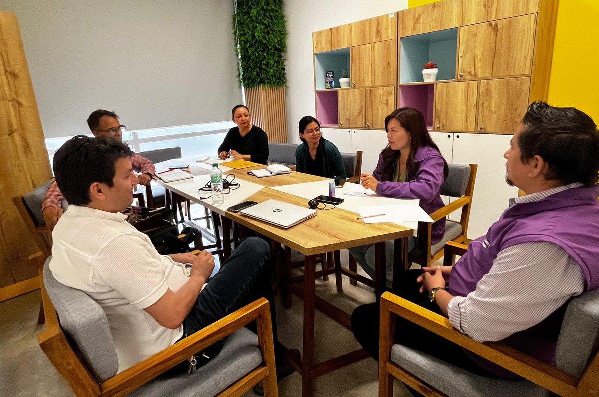 MMDDHH_Zona4's tweet photo. 📍#Portoviejo

📌El coordinador Zonal @Penafiel_JC mantuvo reunión con @CIPSalc y @GIZEcuador para articular jornadas de prevención y erradicación de la violencia contra niñas, niños, adolescentes y mujeres en #Manabí.

#ElNuevoEcuador https://t.co/uYYm9CbZFw