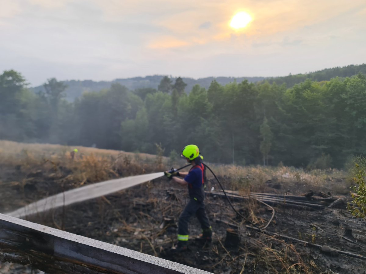 HZS_STC's tweet photo. Zasažená plocha byla celkem cca 250 x 250 m v nepřístupném terénu. Na mistě zasahovalo celkem 20 jednotek požární ochrany. Na místě byly také 3 čtyřkolky a lesní speciál Unimog. Vrtulníky provedly dohromady 35 shozů. Požár se podařilo dostat po kontrolu a v 16:17 mohla být vyhlášena jeho lokalizace. Nyní probíhá na místě vyhledávání skrytých ohnisek pomocí termokamer a dohašování. Škoda a příčina jsou předmětem dalšího šetření.