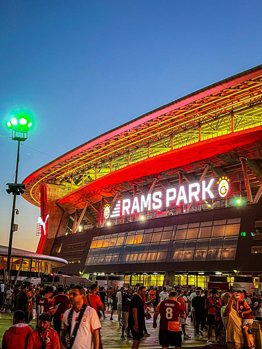 📸✨ RAMS Park’ta yeni ışıklandırma sistemi ilk kez sahnede!
Galatasaray – Karagümrük maçında tribünler bambaşka bir atmosfere büründü.
#RAMSPark #Galatasaray #GSvVFK