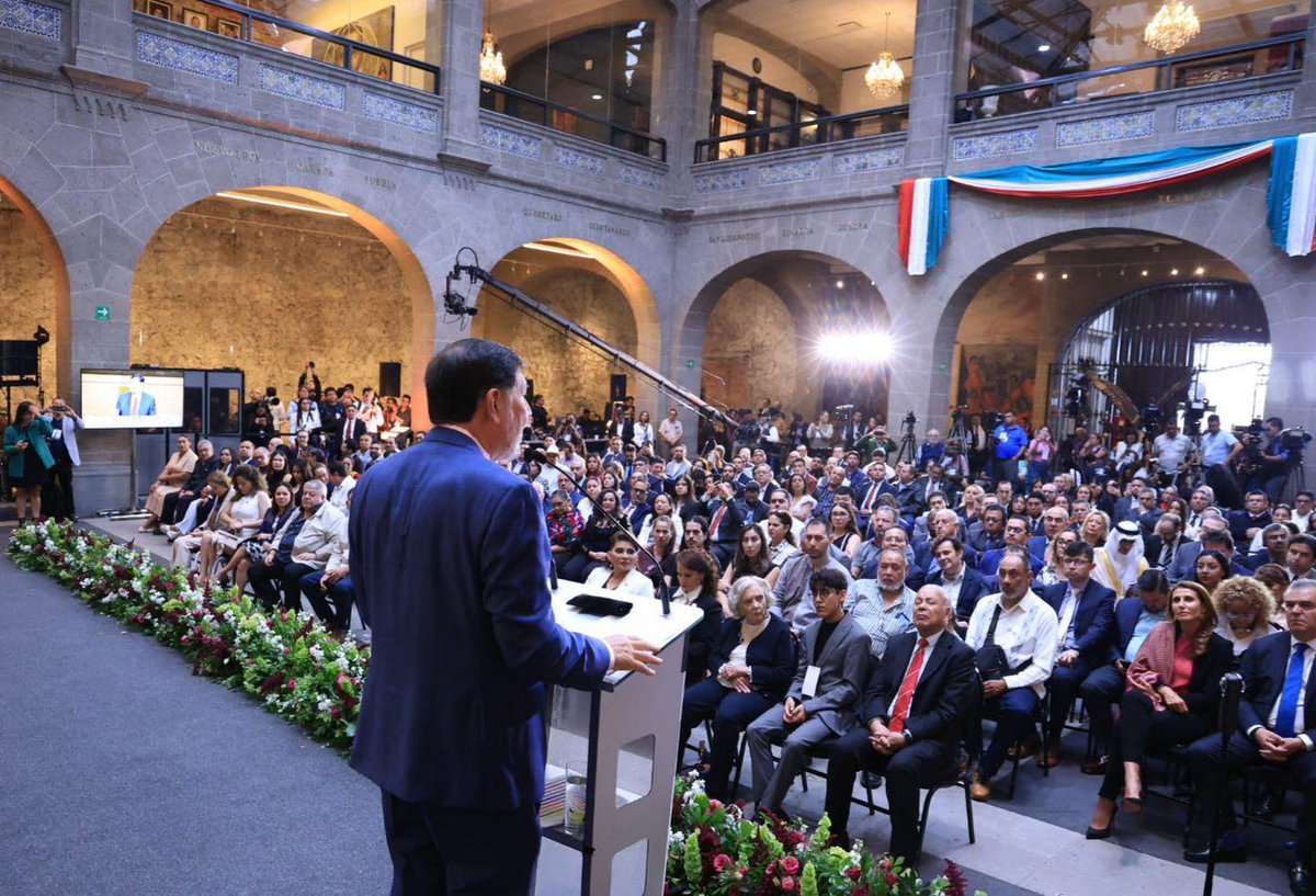 AlmaRosaGto's tweet image. Gran #informe del Senador @fernandeznorona, que sin duda honrado al Senado con su presidencia en esta #LXVI.
Su liderazgo fue clave en la reforma al #PoderJudicial.👏🏽
¡Felicidades por este gran año de trabajo y compromiso con México! 🇲🇽💪