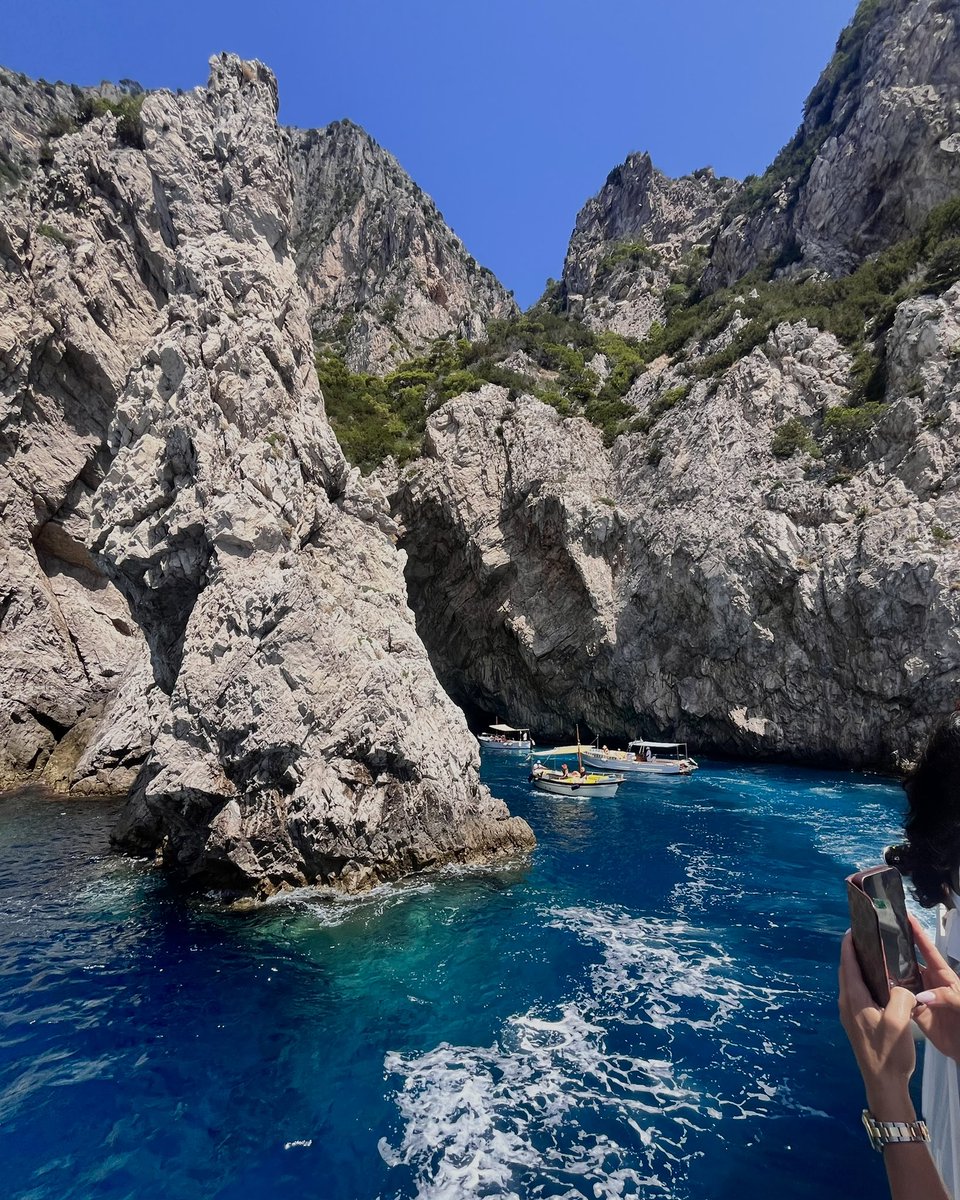 sonoaapatica's tweet photo. capri mi hai preso il cuore https://t.co/W0Y3yrJF7w