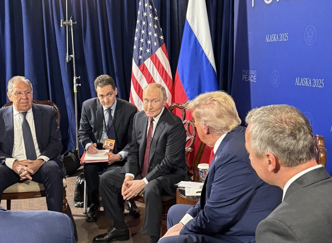CryptoNewsHntrs's tweet photo. 🚨JUST IN: 🇺🇸🇷🇺 PRESIDENT TRUMP BEGINS TALKS WITH PRESIDENT PUTIN.

#Trump #Putin #Diplomacy #USRussia #GlobalPolitics #BreakingNews https://t.co/IoaWJGI3rf