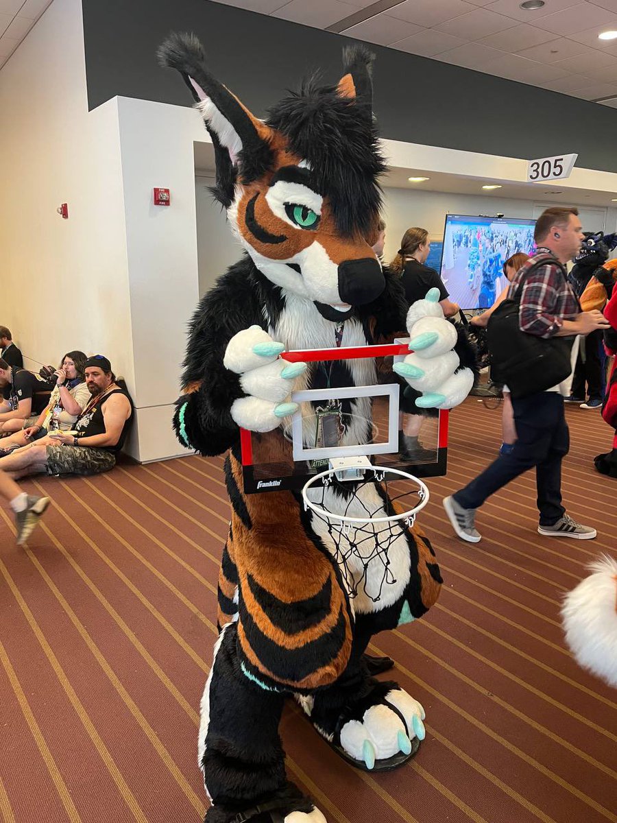 Wanna play basketball with me? #FursuitFriday 

📸: <a href="/Kay_Shep_87/">Kay WereShep ☢️</a> 
🪡: <a href="/TwinkyArts/">Twinky Arts✨</a>