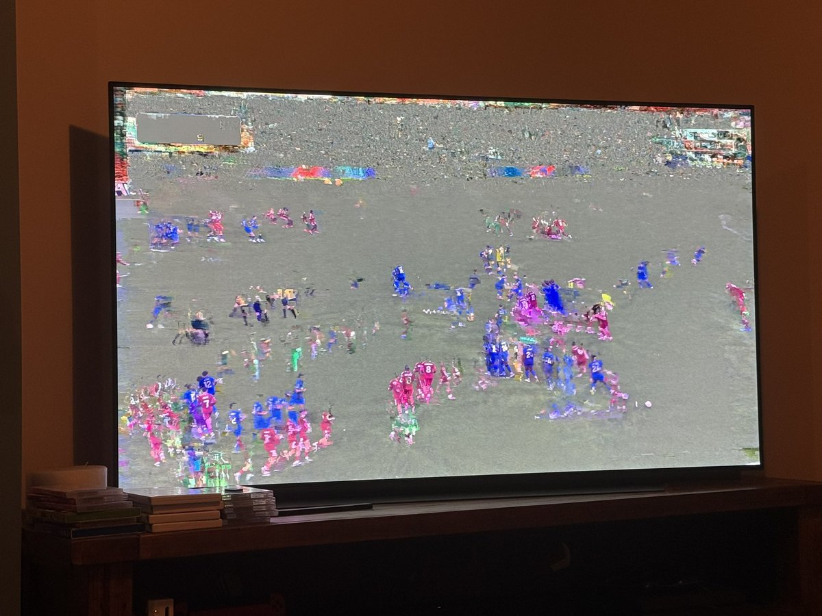 AdamM1985's tweet photo. @virginmedia lads you might not have noticed but your tv is fucked. https://t.co/FgZWfgEUGU