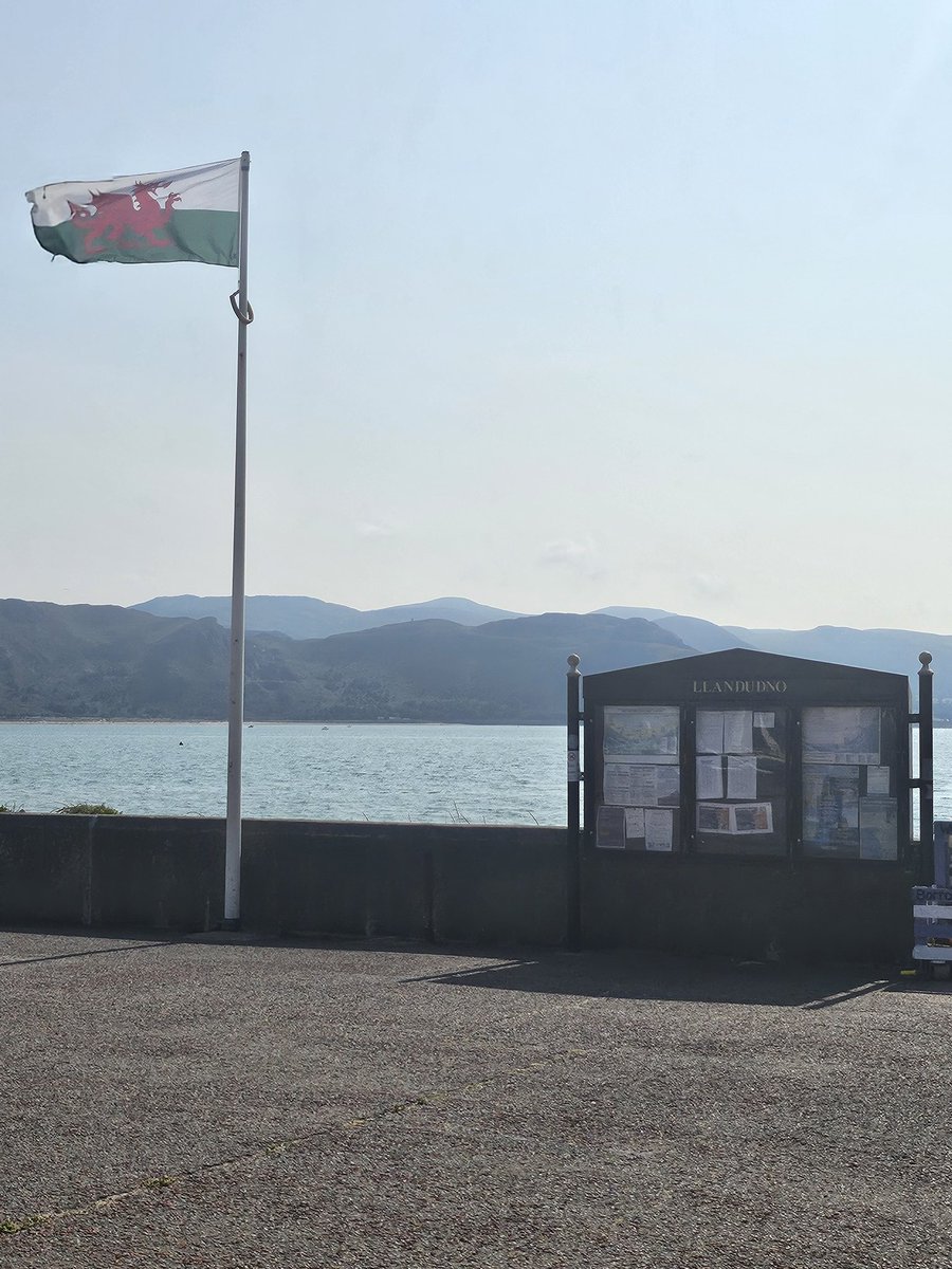 zoemufc's tweet image. Team Roberts out and about in Llandudno and Colwyn Bay ☀️🏖 @SteHolywell @Rhysbach09 @Olliebach12