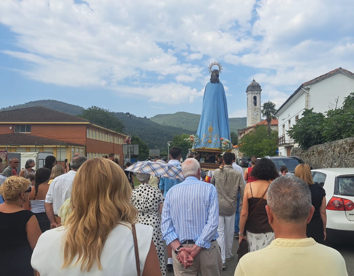 NoeliaCoboP's tweet photo. ❤️#HazasDeCesto y sus gentes celebran la Festividad de NUESTRA SEÑORA DE LA ASUNCION Y SAN ROQUE. En este día de fiesta en toda #Cantabria disfruto de las #tradiciones de la comarca de #Trasmiera👉danzantes, piteros y mucho ambiente en este viernes de agosto en la #tierruca🇵🇱💢 https://t.co/fO9xVUJ72O