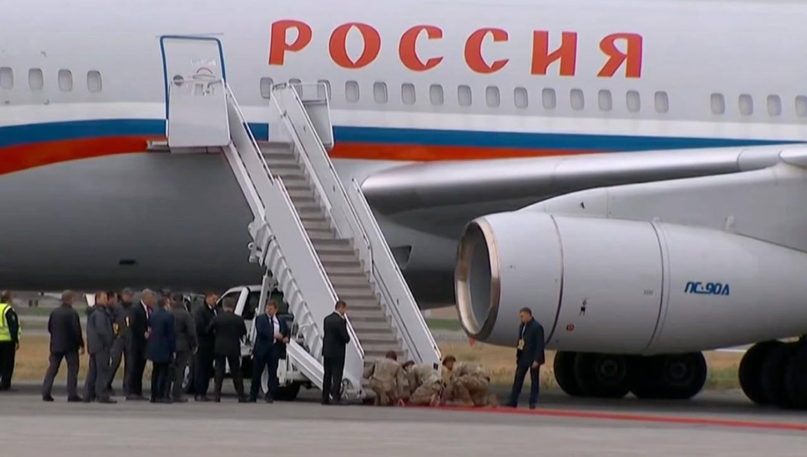 можна мати хуйову зарплату, не багато відпустки, мільйон інших проблем в війську, але РОЗСТИЛАТИ ЧЕРВОНИЙ КИЛИМ ПУТІНУ БУДУЧИ АМЕРИКАНСЬКИМ СОЛДАТОМ – ЦЕ ПОЗОР І ГАНЬБА НАХУЙ