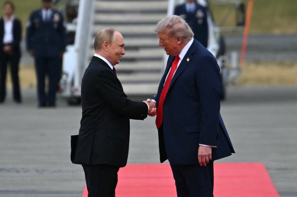 El presidente ruso, Vladímir #Putin, ha llegado esta jornada a la ciudad de Anchorage en #Alaska para mantener una reunión con el líder estadounidense, Donald #Trump, la primera desde 2019. #Rusia #EEUU