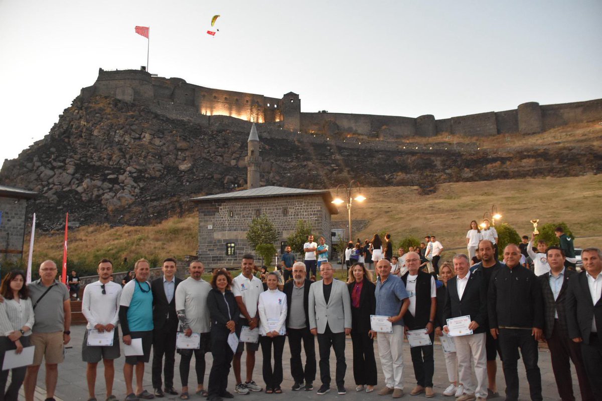 İl Emniyet Müdürümüz Sayın Mehmet Ömür SAKA, Ani'nin Fethinin 961.Yıl Dönümü Kutlama Programı kapsamında Çıldır Gölü’nde gerçekleştirilen Anadolu Yelken Ligi 1. Ayak Kars Optimist Yarışlarında dereceye giren sporcular için düzenlenen ödül programına katılmıştır.