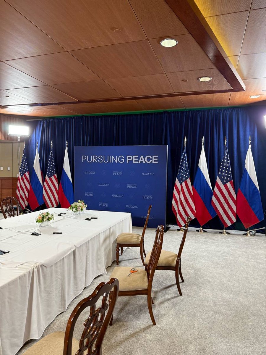 Euromaidan Press (@euromaidanpress) on Twitter photo The US is greeting Russian President Vladimir Putin with flowers and white tablecloth
Meanwhile, Ukrainian monitoring channels report that Russia's Shahed drones are approaching the country's cities and villages 
📷Kirrill Dmitriev The US is greeting Russian President Vladimir Putin with flowers and white tablecloth
Meanwhile, Ukrainian monitoring channels report that Russia's Shahed drones are approaching the country's cities and villages 
📷Kirrill Dmitriev