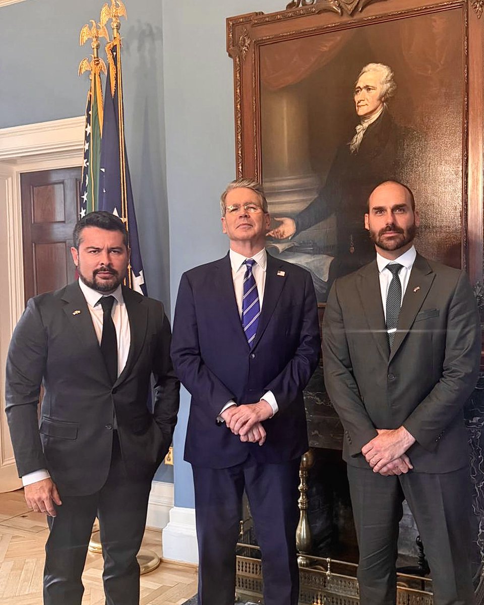 Eduardo Bolsonaro🇧🇷 (@bolsonarosp) on Twitter photo 🇺🇸 Quarta-feira, dia 13/ago, tivemos uma excelente reunião com o Secretário do Tesouro, Scott Bessent. É uma oportunidade única poder conversar sobre o Brasil e America com alguém tão preparado.
Obrigado, <a href="/SecScottBessent/">Treasury Secretary Scott Bessent</a> por sua receptividade e prestatividade. Que os laços de 🇺🇸 Quarta-feira, dia 13/ago, tivemos uma excelente reunião com o Secretário do Tesouro, Scott Bessent. É uma oportunidade única poder conversar sobre o Brasil e America com alguém tão preparado.
Obrigado, <a href="/SecScottBessent/">Treasury Secretary Scott Bessent</a> por sua receptividade e prestatividade. Que os laços de