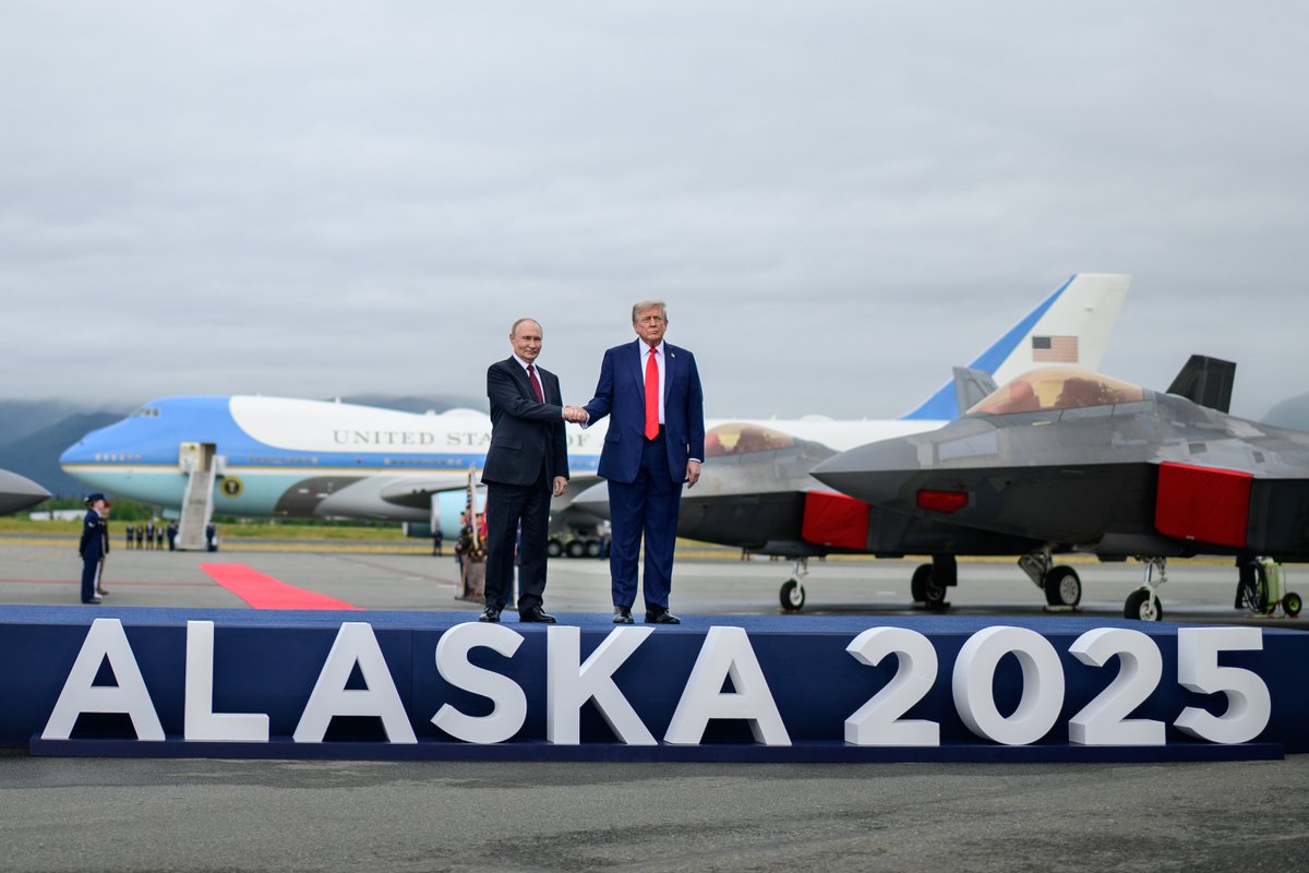 El presidente estadounidense, Donald Trump, y el presidente ruso, Vladímir Putin, en su reunión en Alaska el 15 de agosto de 2025 | Fuente: @WhiteHouse (X)