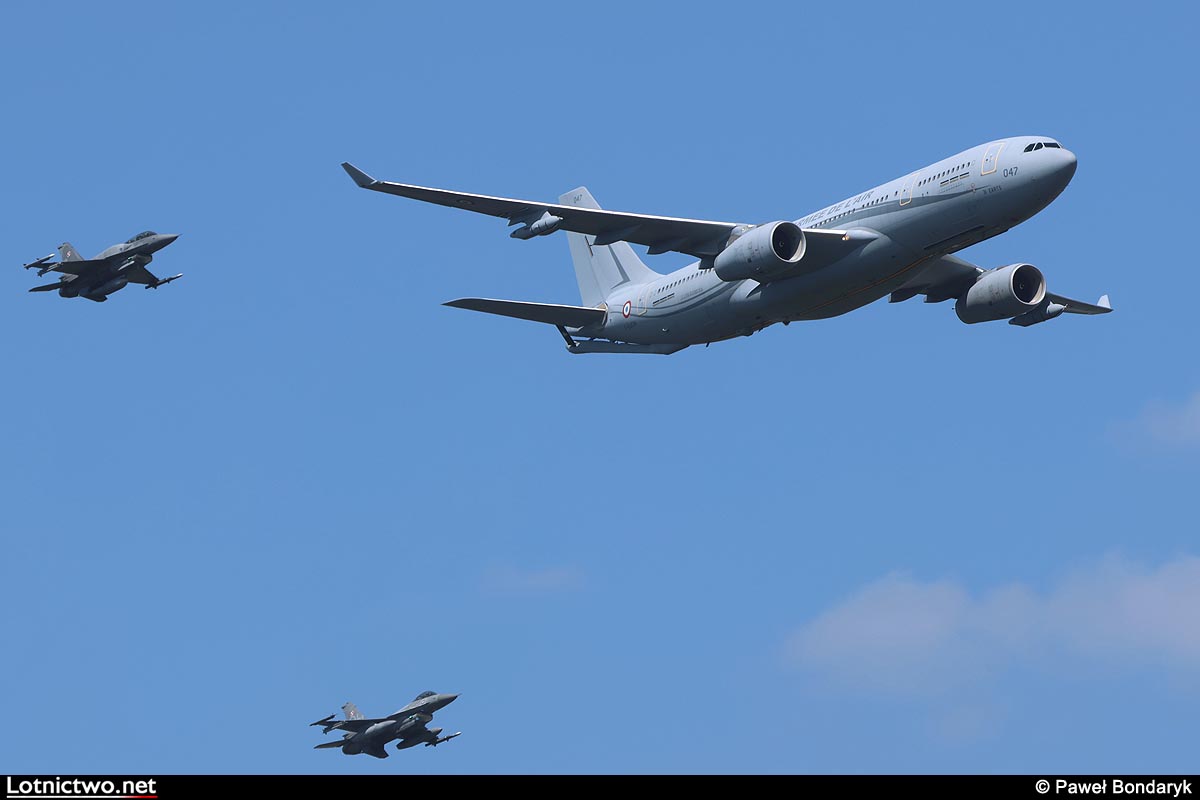 PBondaryk's tweet photo. E-7A Wedgetail Wizzzard from Oz @AusAirForce @BoeingDefense and A330 MRTT Phénix NKAWTG @Armee_de_lair @AirbusDefence over Warsaw today.
#defilada #ŚwiętoWojskaPolskiego https://t.co/qgNEyoI9il