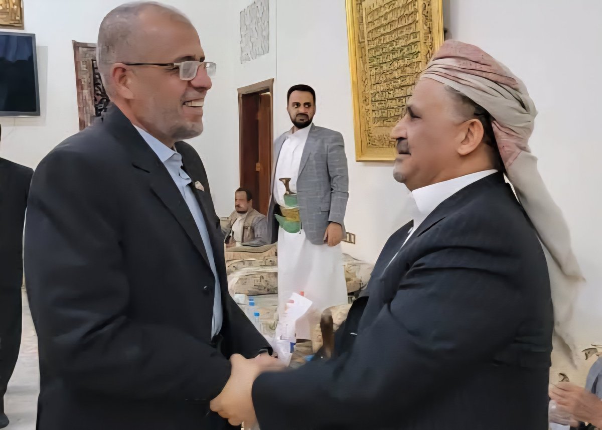 القيادي الحوثي أحمد الشامي:
الشيخ حمير الأحمر ينفذ مؤامرة
صهيونية لعرقلة إسنادنا لغزة ..

📌ملاحظة:
الصورة للشيخ حمير بن عبدالله الأحمر
وهو يستقبل في منزله مُمثل حركة حماس
بصنعاء معاذ أبوشمّاله قبل أقل من شهر ..