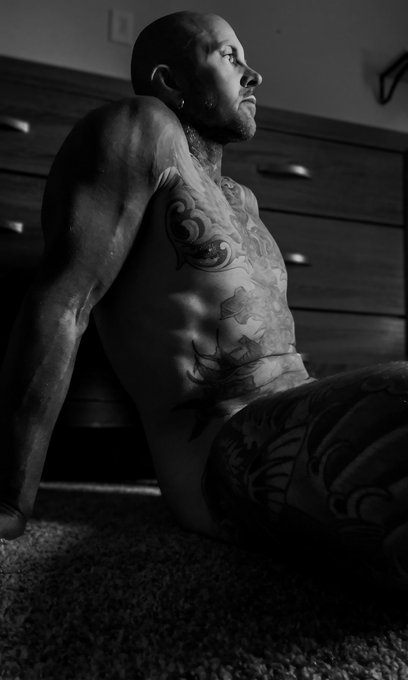 Watch Johnny Sparxxx's leaked NSFW photo on TwXstars