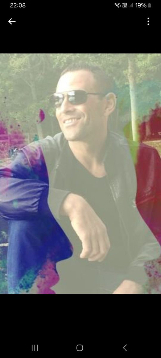 Va en Turquie pour la calvitie et retire tes lunettes de soleil so 1980 et reviens dire Aux femmes comment s'habiller après...