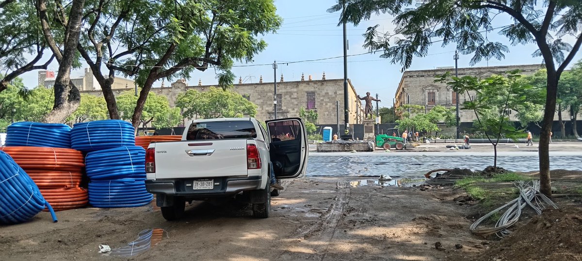 jesstua's tweet photo. Con @PabloLemusN son buenos para comunicar las obras, esperemos que también cumplan con terminarlas a tiempo y sean mejor de lo que estaban. 
¿Cuánto gastarán en publicidad?
#HayQueInvestigar. https://t.co/QTONHd3CdK