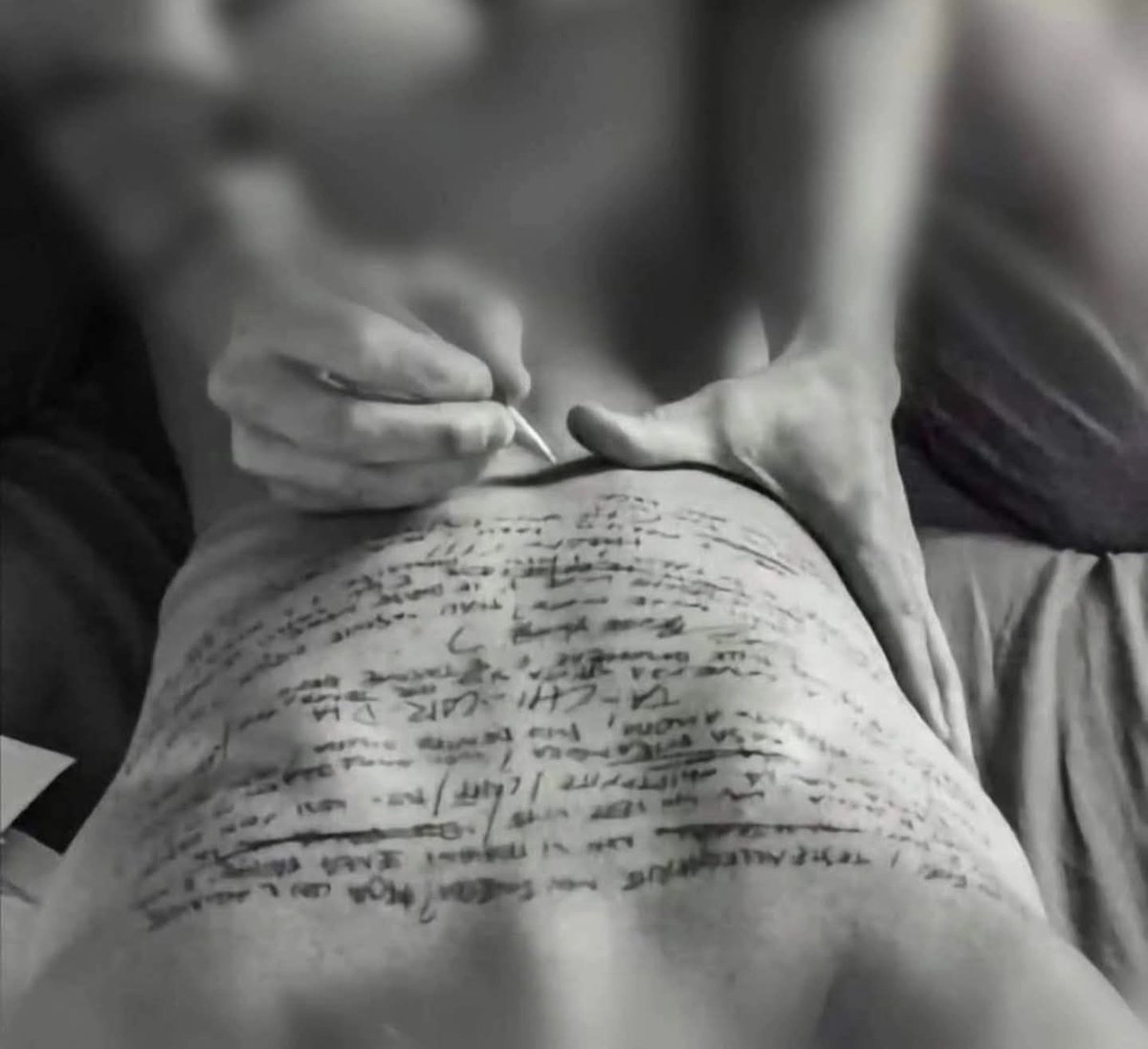 Ci sono poesie che sanno farsi peccato
e peccati che sono sublimi poesie.
Tu vuoi essere la mia poesia o il mio peccato?
🪷❣️

Elisabetta Barbara De Sanctis