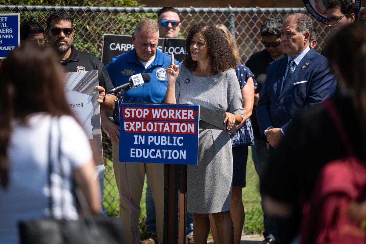 MasonTenders's tweet photo. Building trades leaders, elected officials, & #Local66 construction workers held a press conference on Long Island to condemn new evidence of corruption, wage theft, tax fraud & worker exploitation in Uniondale school district construction.π§
@LIUNA @LiUNAEasternReg @NYSTriFunds https://t.co/Rj9N42uDxa