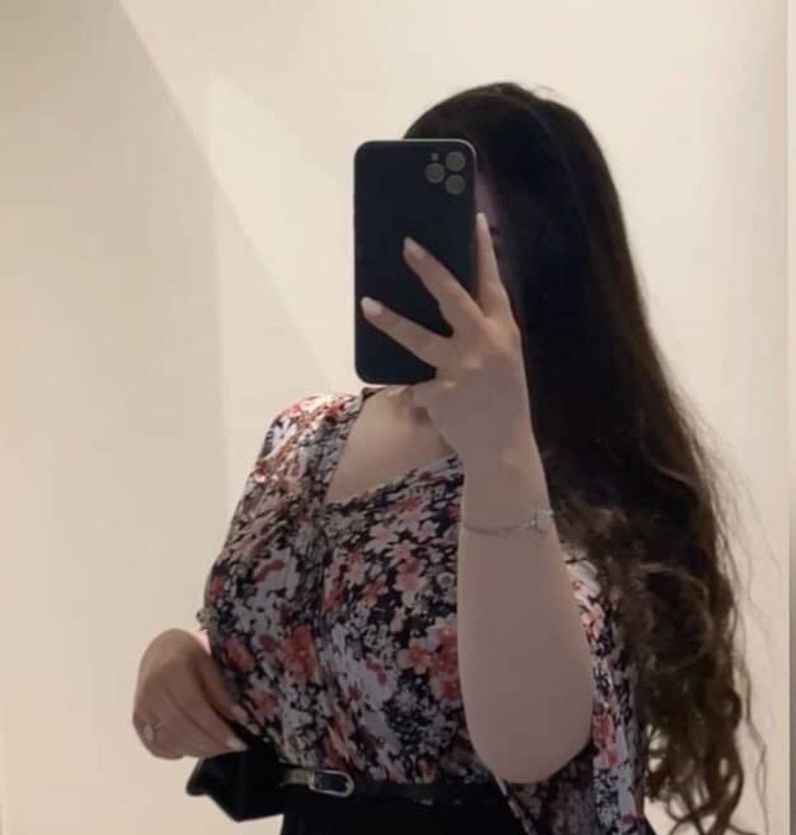 fnfn7000's tweet photo. .

.
تروح للأبل وتتركني وأنا ودي 
أجيك وأشوفك الليله قبل بُكره

لولا الحياء واسمي الرنّان مع جدي
اللي على الطيب والعليا طغى ذكره 

لـ أقول لك قولةٍ وابيح لك سدي 
والصقر ما له ترى مجناب عن وكره

تعال هذي هي رقبتي وذا خدي 
ان شفتني بنت ولا شفتني بَكرّه.. https://t.co/D3Zjsaj8dX