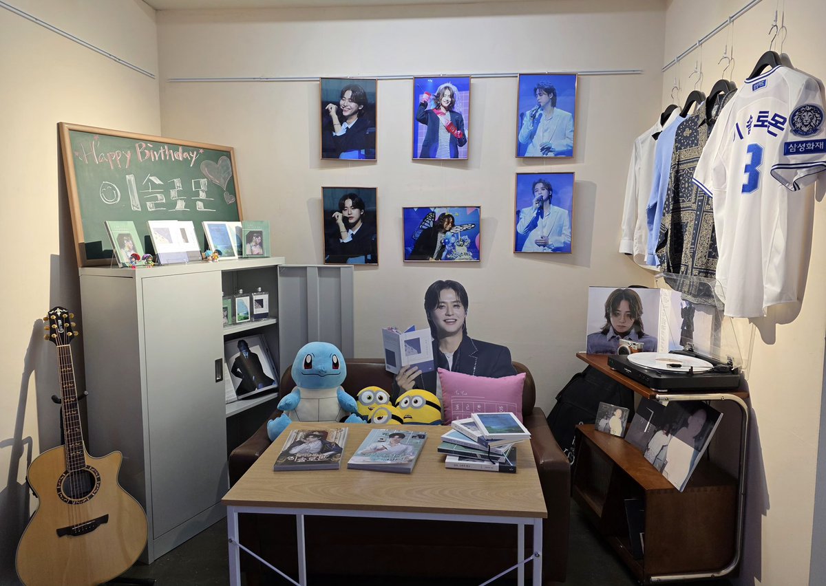 monreve0814's tweet photo. 생일카페 와주신 여러분 진짜 너무 감사했습니다! 부족한 점도 많았지만 그래도 많은분들이 와주셔서 너무 감사하고 행복했어요!!

이런 분들을 만나게 해준 소중한 우리의 가수 ‘이솔로몬’ 진심으로 태어나줘서 고맙고 생일축하해요!

#이솔로몬 https://t.co/w5gfF2DlpX