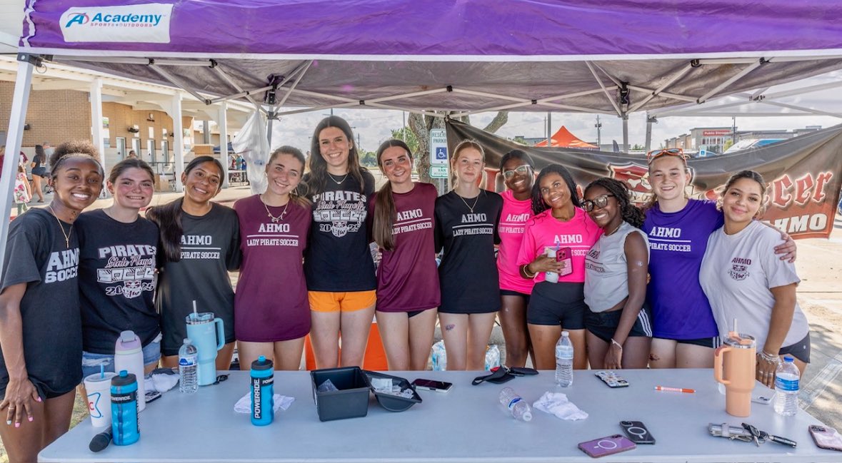 AHMOgirlsSoccer's tweet photo. 🏴‍☠️What a great Meet the Pirate night🏴‍☠️

Love hanging out with our community members and peers! 

 #AHMO #ProudToBeWylieISD https://t.co/SeW0AeuXrs