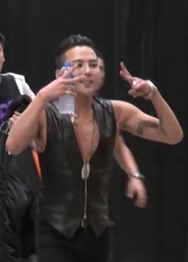 kjythrone's tweet photo. this fit, we're so robbed https://t.co/yKLOa33PTh