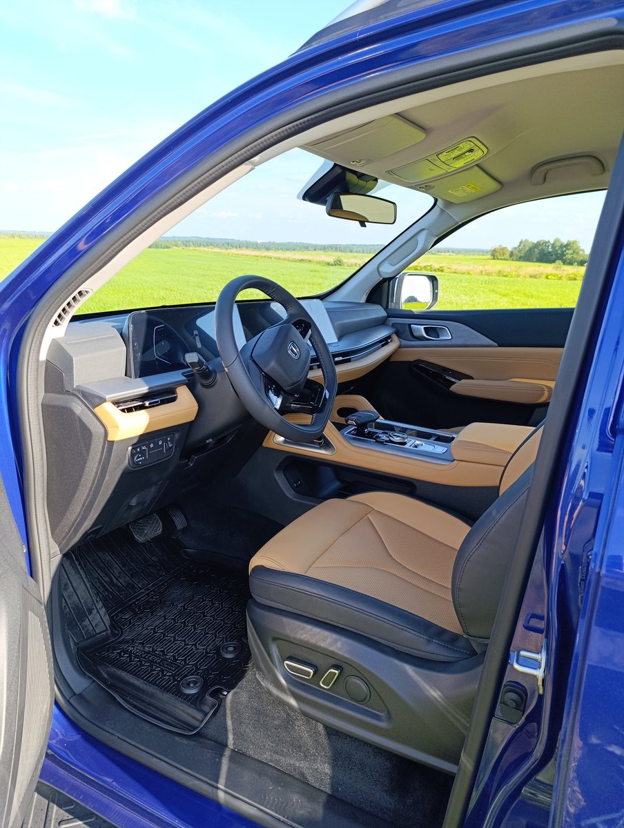 sobakaFD's tweet photo. Today, Wolf @WolfForest91 and I bought a new truck. It's a Chinese car, Changan Hanter, 2.0 L. Turbo, 226 hp, 390 Nm, 8-speed automatic ZF, 4x4 AWD Borg Worner, rear axle lock. This is our first truck. 🎉🎉🎉 https://t.co/LYXAKsyw42