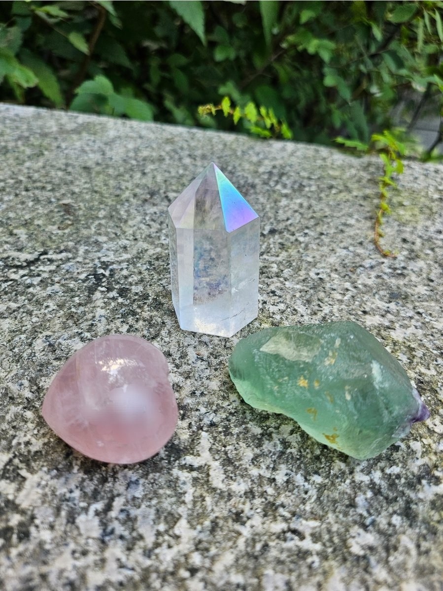 잼스톤- Gem Stone

잼스톤은 루비, 사파이어 등 보석으로 만들어지기 이전의 원석의 형태, 즉 준(準)보석을 의미해요. 이러한 원석 형태의 잼스톤은 예술품이나 홈데코용으로도 사용됩니다. 그리고 고대 힌두교와 불교 철학에 따라 우리의 신체적, 정신적 웰빙에 영향을 미치는 7개의 신성한 지점이자