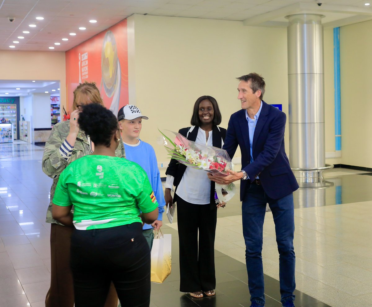 ExploreUganda's tweet image. @robwalkertv - British sports journalist, Olympics and Snooker broadcaster, &amp;amp; acclaimed voice behind Uganda’s steeplechase success - is back in the Pearl of Africa with his family ahead of the #TuskerLiteRwenzoriMarathon. 

#ExploreUganda 🇺🇬 #RwenzoriMarathon