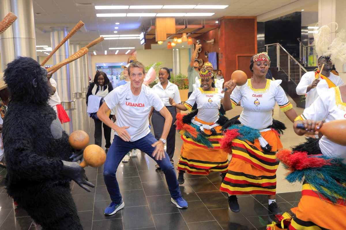 ExploreUganda's tweet image. @robwalkertv - British sports journalist, Olympics and Snooker broadcaster, &amp;amp; acclaimed voice behind Uganda’s steeplechase success - is back in the Pearl of Africa with his family ahead of the #TuskerLiteRwenzoriMarathon. 

#ExploreUganda 🇺🇬 #RwenzoriMarathon