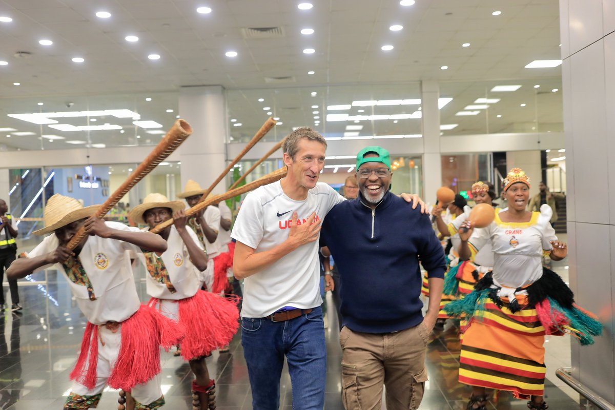 ExploreUganda's tweet image. @robwalkertv - British sports journalist, Olympics and Snooker broadcaster, &amp;amp; acclaimed voice behind Uganda’s steeplechase success - is back in the Pearl of Africa with his family ahead of the #TuskerLiteRwenzoriMarathon. 

#ExploreUganda 🇺🇬 #RwenzoriMarathon