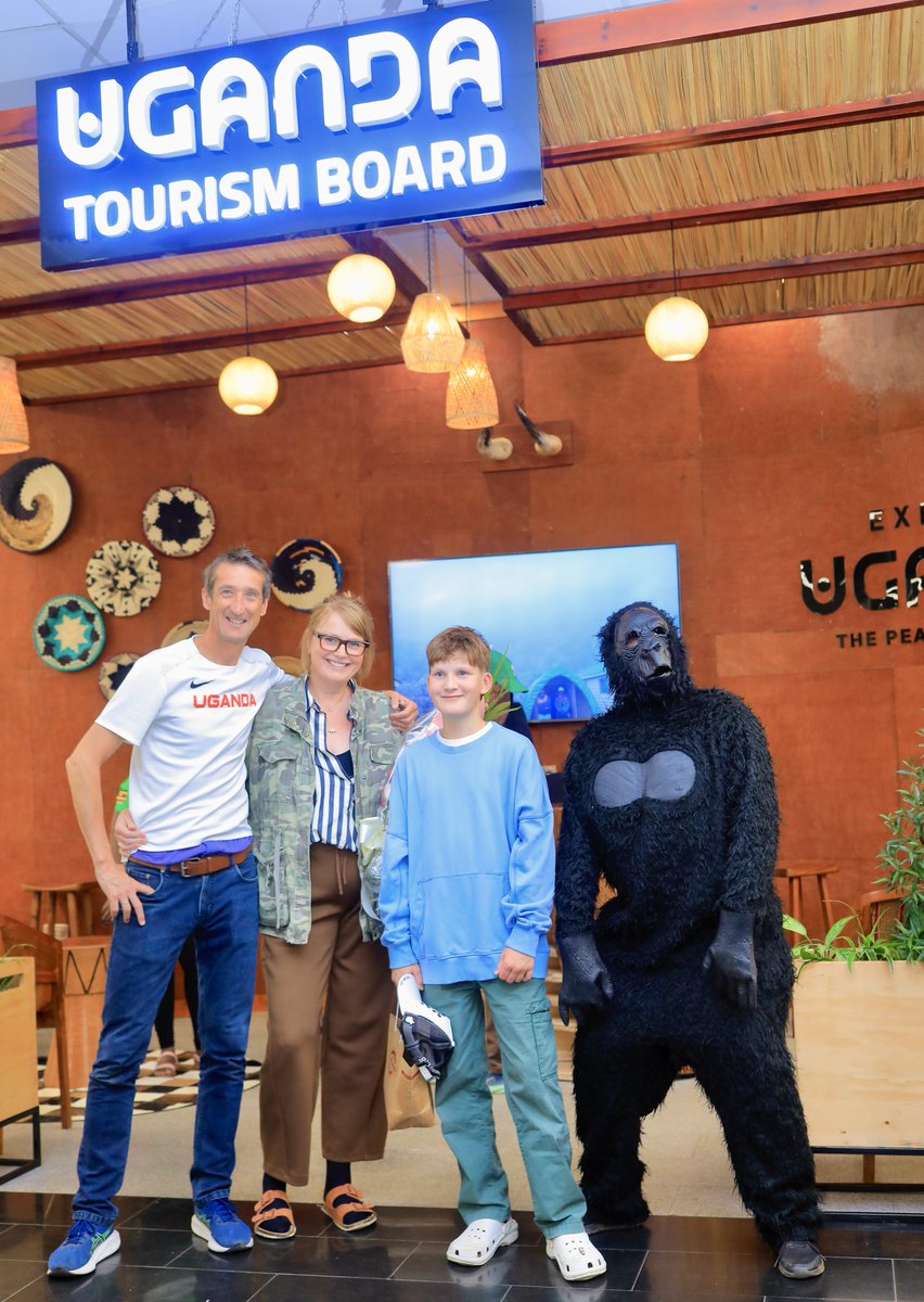 ExploreUganda's tweet image. @robwalkertv - British sports journalist, Olympics and Snooker broadcaster, &amp;amp; acclaimed voice behind Uganda’s steeplechase success - is back in the Pearl of Africa with his family ahead of the #TuskerLiteRwenzoriMarathon. 

#ExploreUganda 🇺🇬 #RwenzoriMarathon