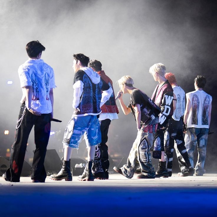 🐧: Estoy seguro de que cuando cumplamos 10 años como grupo, #ENHYPEN seguirá unido, y creo que seremos más activos en nuestros proyectos individuales
🐧: Tengo curiosidad por ver cómo será eso y cuánto más habremos crecido. Cuando trabajemos individualmente, [+]