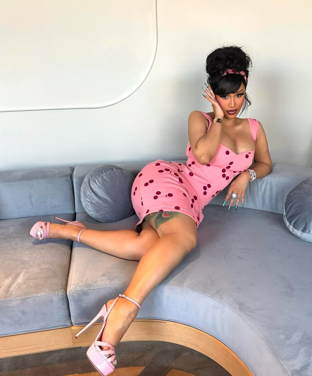 Gyb16OAW0AApd4z?format=jpg&name=large Fans Are Convinced Cardi B Is Hiding a Pregnancy — And The Internet Thinks the Baby Is ‘Done Being a Secret’