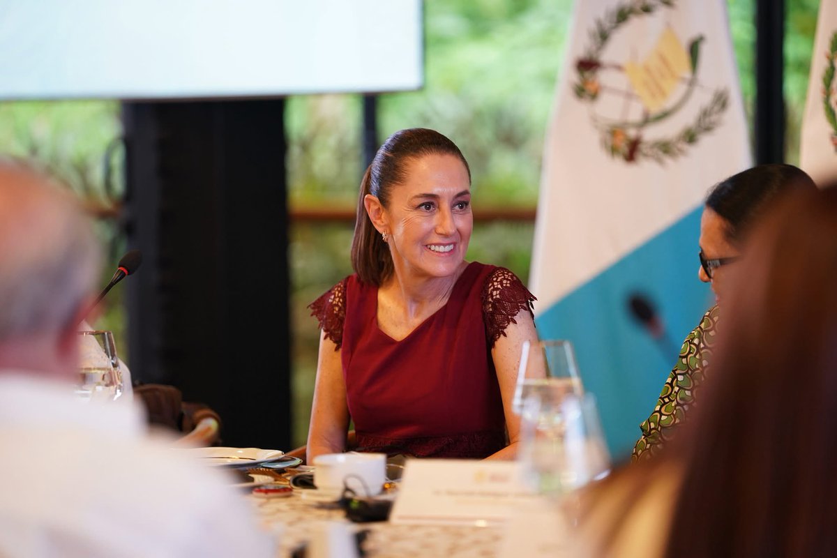 Desde Calakmul, acompañé a la PresidentA <a href="/Claudiashein/">Claudia Sheinbaum Pardo</a> a una reunión trilateral histórica con el mandatario de Guatemala, <a href="/BArevalodeLeon/">Bernardo Arévalo</a>, y el primer ministro de Belice, <a href="/JohnBricenoBZE/">John Briceño</a>, en la que se firmó la Declaración “Calakmul, Corredor Bio Cultural de la Gran Selva Maya”.