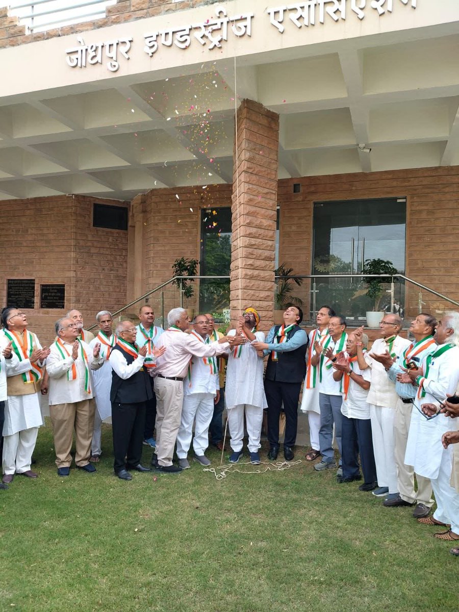 drmsrathorebjp's tweet image. आज 79वें स्वतंत्रता दिवस के पावन अवसर पर जोधपुर इंडस्ट्री एसोसिएशन द्वारा आयोजित भव्य समारोह में ध्वजारोहण किया।

इस अवसर पर उद्यमियों के साथ भारतीय गौरव के प्रतीक राष्ट्रीय ध्वज तिरंगे को सलामी दी।

जय हिंद!

#IndependenceDay2025  #IndependenceDayIndia #IndianFlag