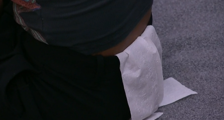 rbbq's tweet photo. Ashley has toilet paper stuck to her and production zoomed right in on it #BB27 https://t.co/uByMzJ3ZGi