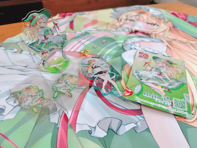 イルミーネ様( )より、夏コミ新作の素敵なグッズを頂きました!! 夏らしさ全開&可愛くてめちゃくちゃハッピーになれる…!! 水着アクキーの水面感も本格的だった!! 明日の夏コミで頒布されますので是非よろしくお願いします #C106