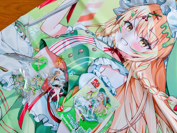 イルミーネ様( )より、夏コミ新作の素敵なグッズを頂きました!! 夏らしさ全開&可愛くてめちゃくちゃハッピーになれる…!! 水着アクキーの水面感も本格的だった!! 明日の夏コミで頒布されますので是非よろしくお願いします #C106