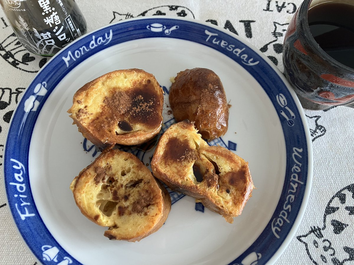おはようございます。
今朝は大きさ不揃いのバゲットを使ったフレンチトースト。