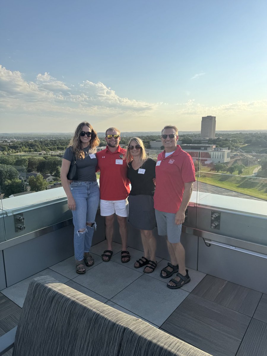 MarkWax61's tweet photo. Had a wonderful time at the Minot State alumni event in Bismarck yesterday. Go Beavers!! 🦫 ⁦@Minotstate⁩ https://t.co/pD3C1PB5Hf