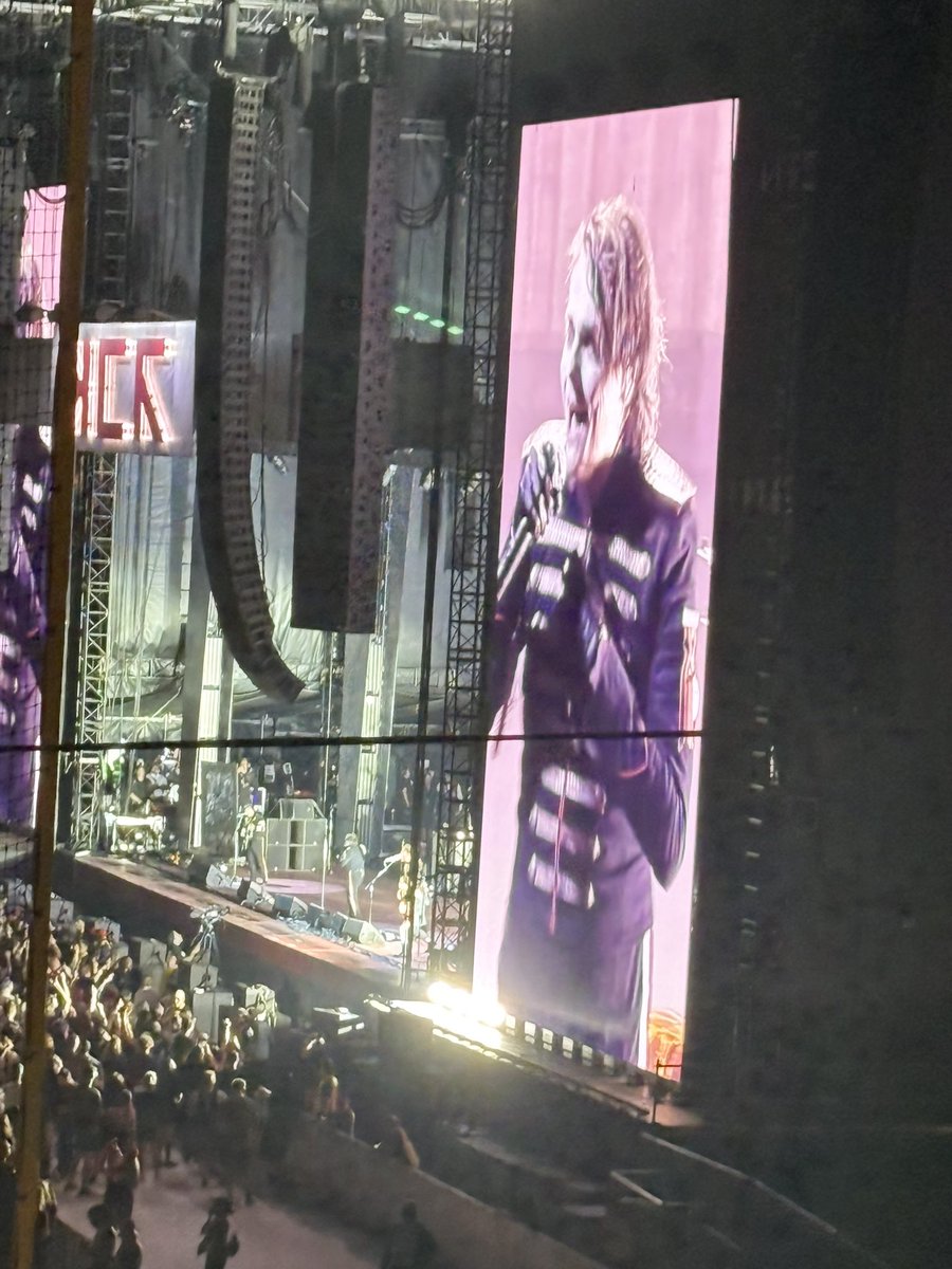 shrimptwo's tweet photo. Gerard way just brought the philly phanatic out to throw cheesesteaks to the crowd before killing 4 people via firing squad https://t.co/pIQNnxng0p