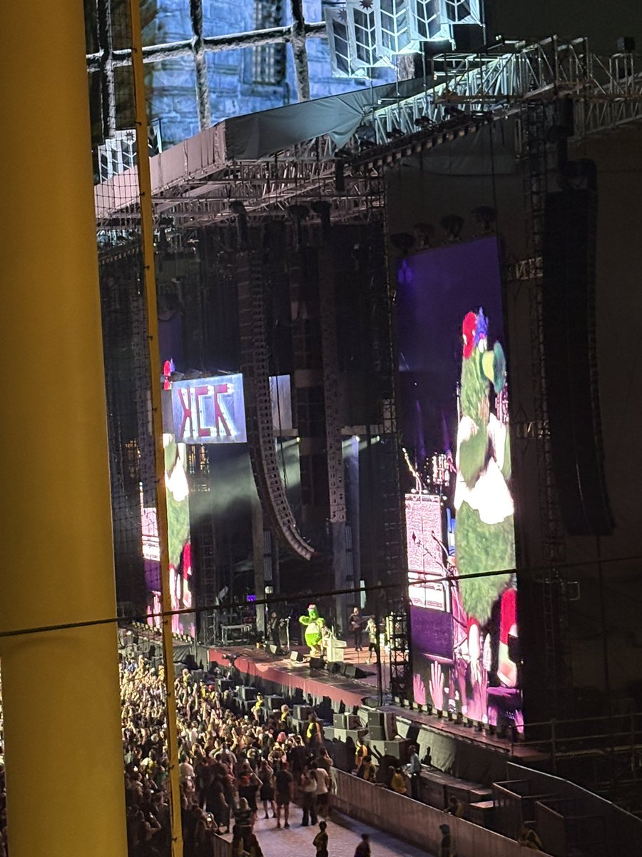shrimptwo's tweet photo. Gerard way just brought the philly phanatic out to throw cheesesteaks to the crowd before killing 4 people via firing squad https://t.co/pIQNnxng0p
