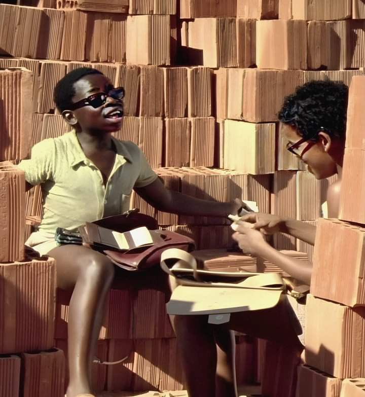 Seja malandro do jeito certo, pense no seu futuro, faça o certo, trabalhe, não se compare, faz o seu e coloque sempre Deus em primeiro lugar em tudo.