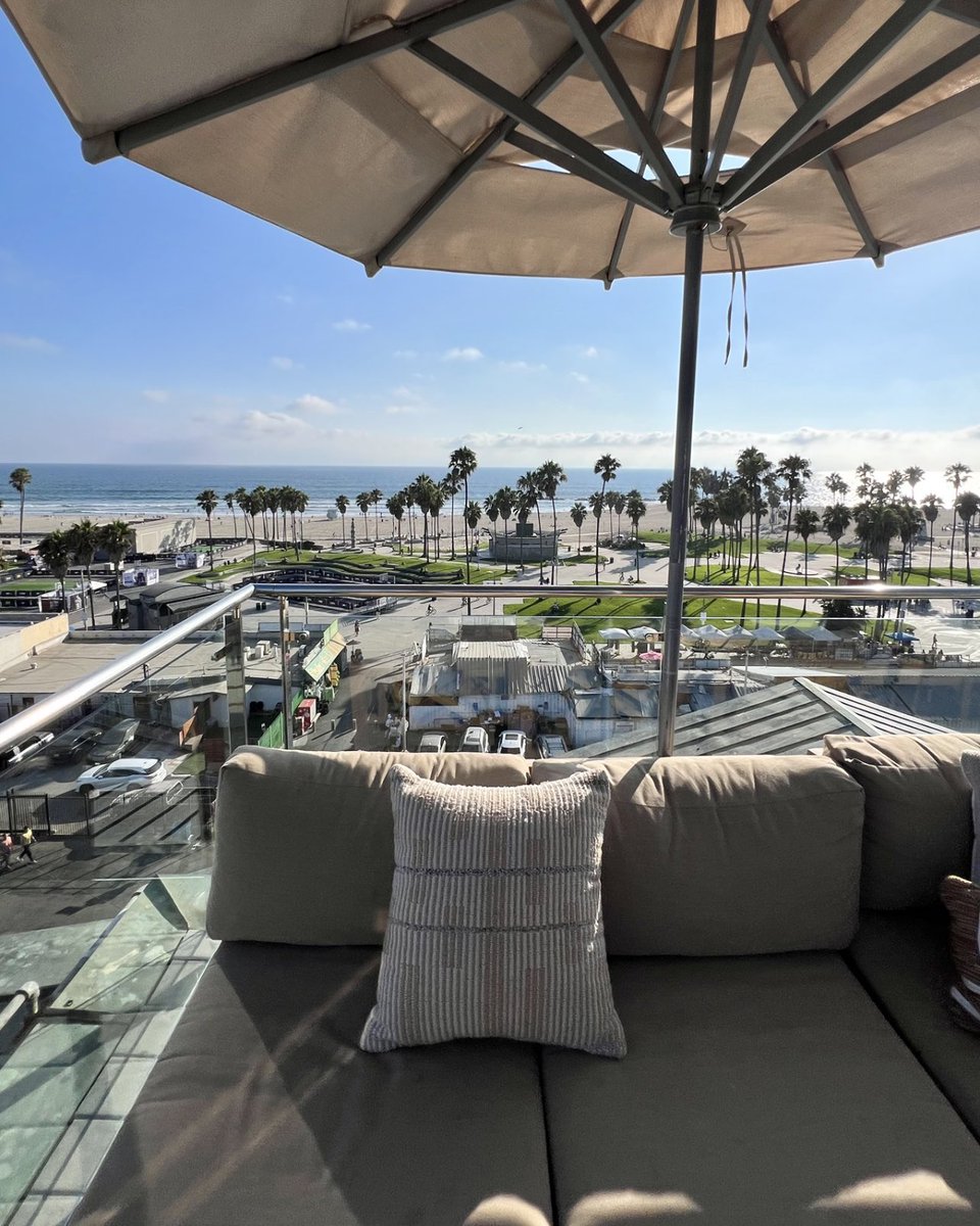 Diana_in_Winter's tweet photo. This Minute - Roof-Top Drinks.
#SoCal #Venice #Kassi #GirlTalk https://t.co/VOwujeSEwu