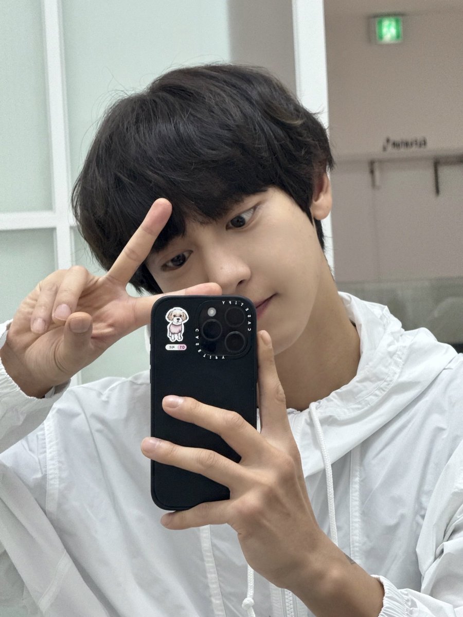 Rambutnya after dirapihin malah bikin dia kayak bocil banget 
Chanyeolie soooo cute 👶🏻🍒