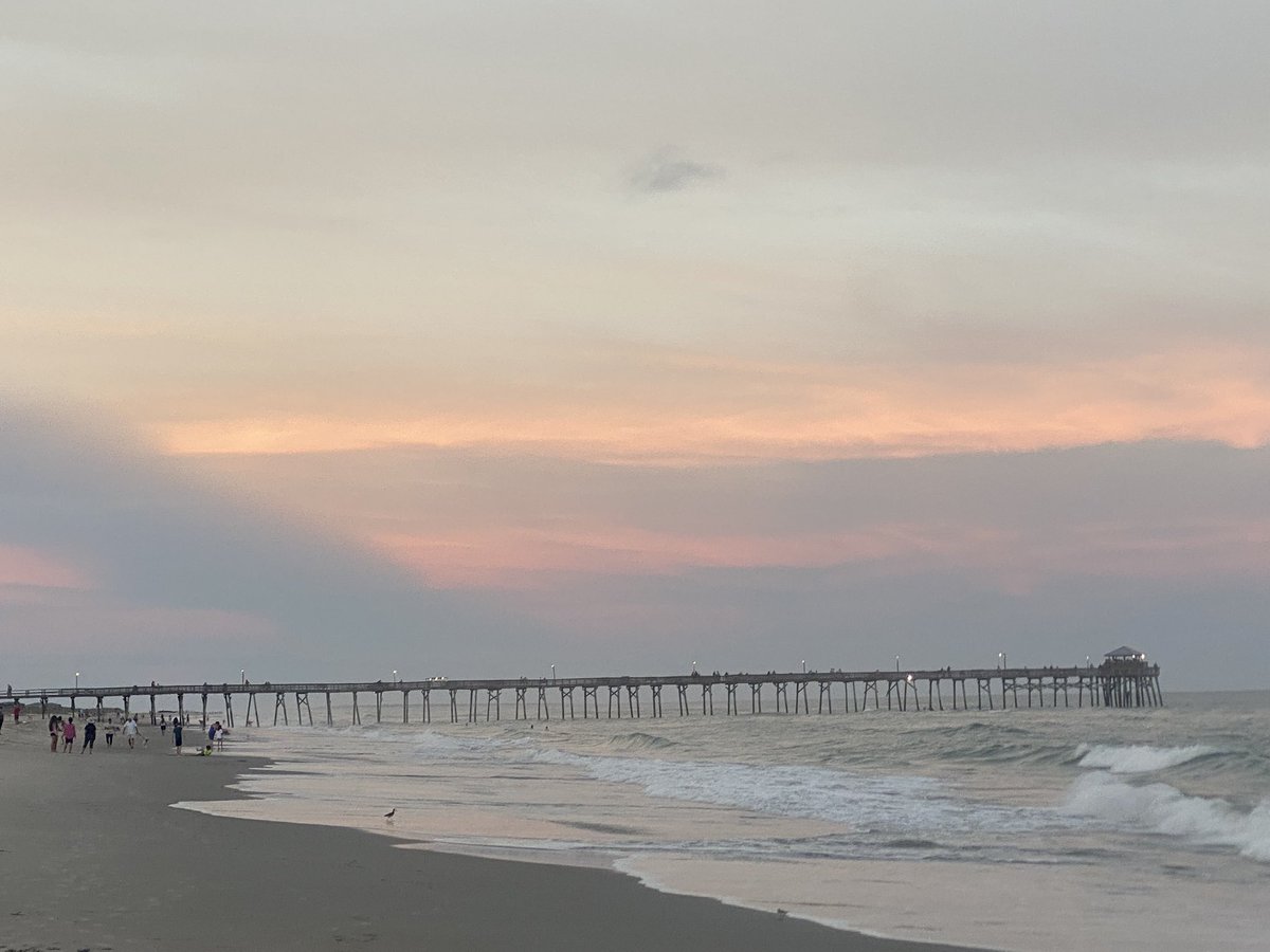 DrozBall's tweet photo. My favorite photo from tonight. 
#photooftheday #photographer #photography #sunset #pier #peoplebeingpeople #ocean https://t.co/mIYbfbuA35