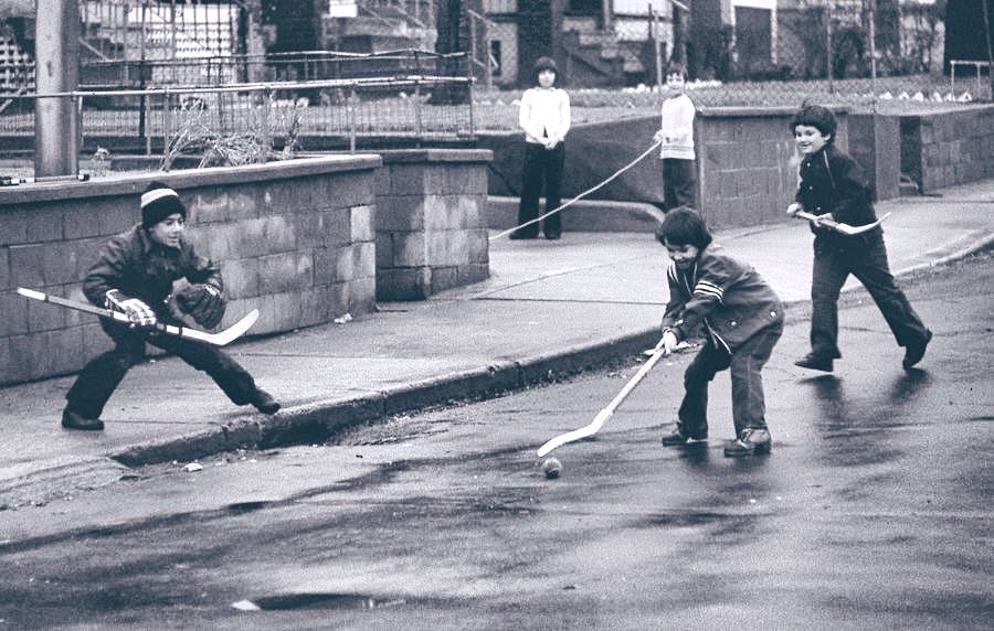 BringHockeyBack's tweet image. Old school street hockey pics go so hard.